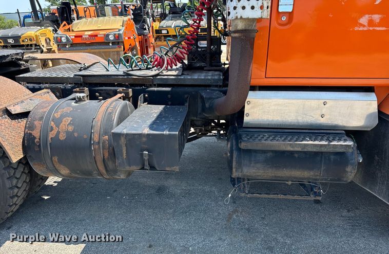 image for item DV5821 1999 International  2674 semi truck