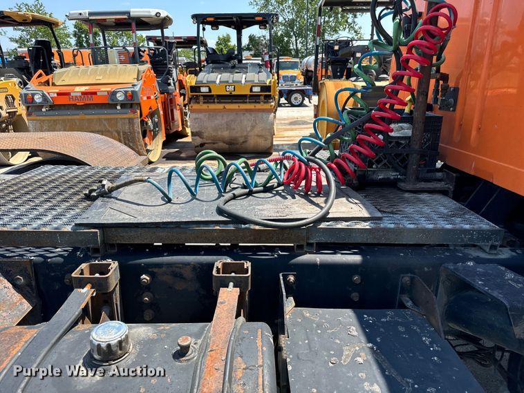 image for item DV5821 1999 International  2674 semi truck