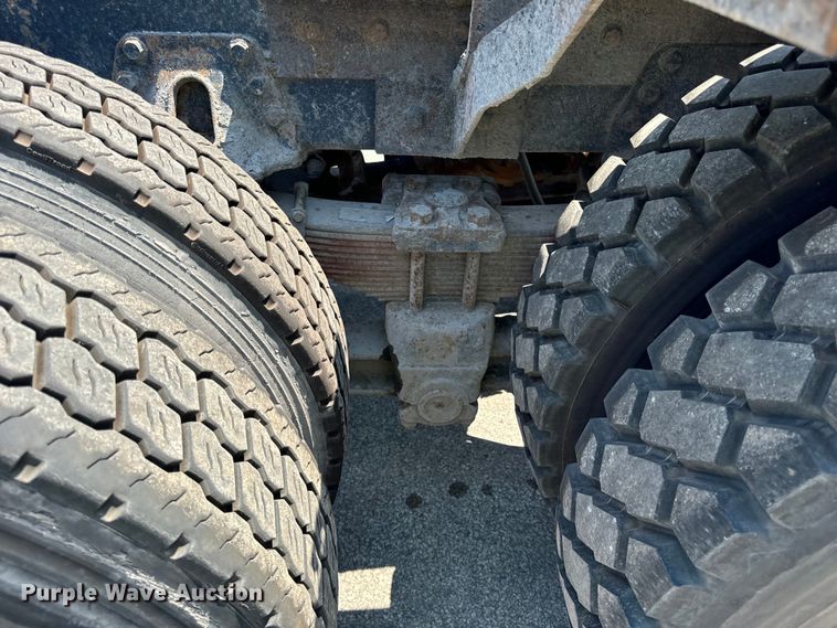 image for item DV5821 1999 International  2674 semi truck