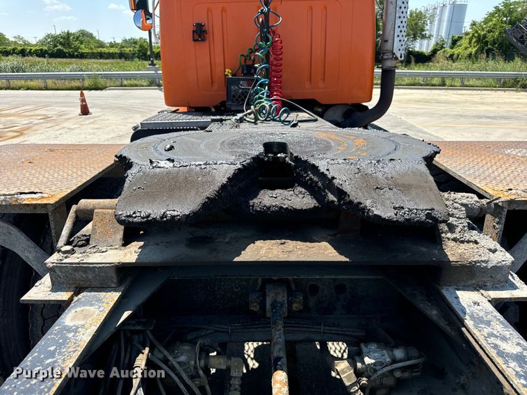 image for item DV5821 1999 International  2674 semi truck