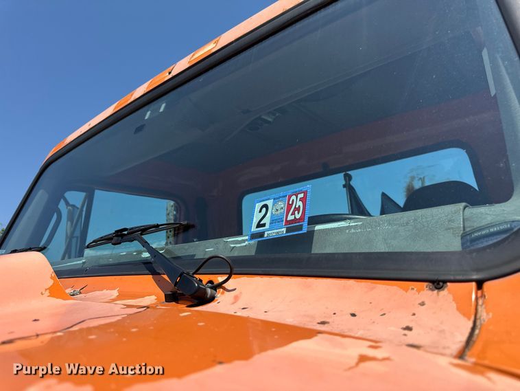 image for item DV5821 1999 International  2674 semi truck