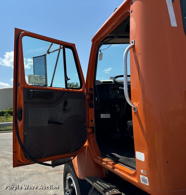 image for item DV5821 1999 International  2674 semi truck