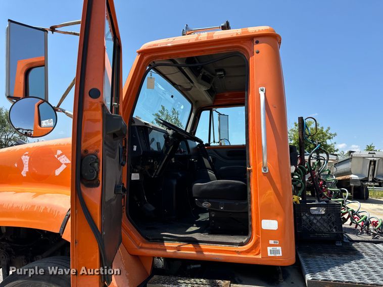 image for item DV5821 1999 International  2674 semi truck