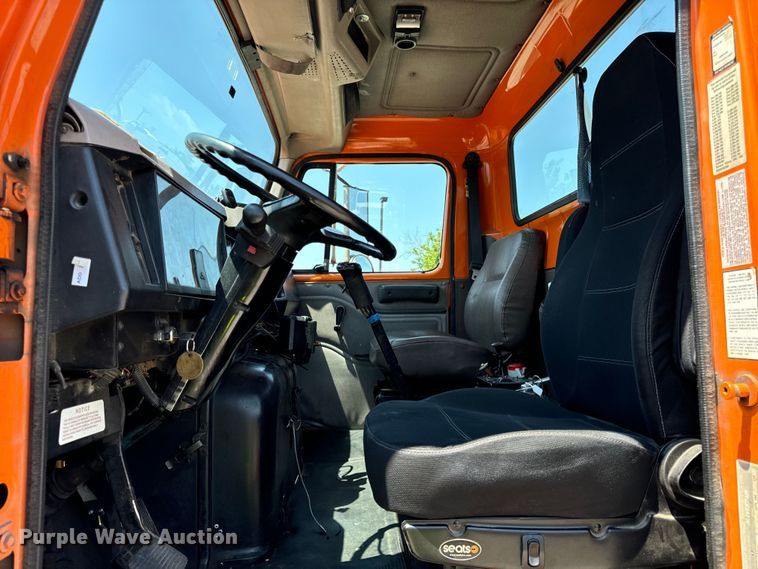 image for item DV5821 1999 International  2674 semi truck