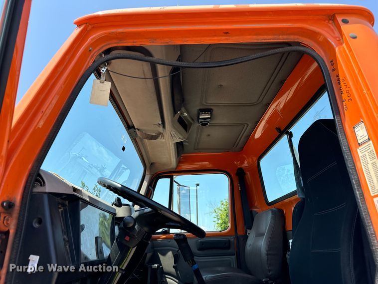 image for item DV5821 1999 International  2674 semi truck