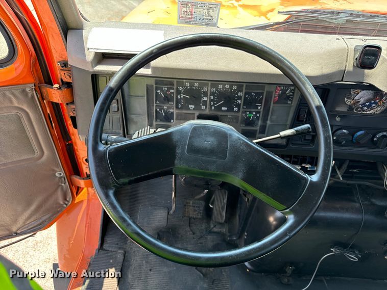 image for item DV5821 1999 International  2674 semi truck