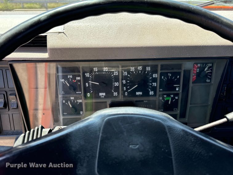 image for item DV5821 1999 International  2674 semi truck