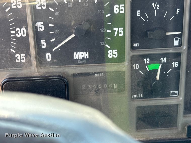 image for item DV5821 1999 International  2674 semi truck