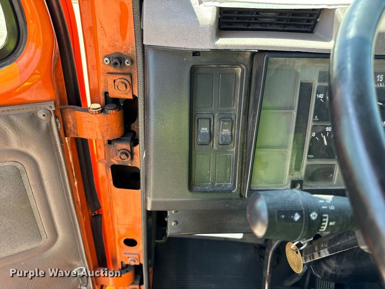 image for item DV5821 1999 International  2674 semi truck