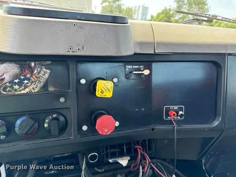 image for item DV5821 1999 International  2674 semi truck