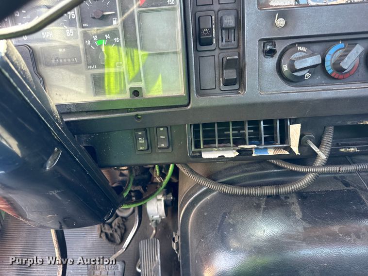 image for item DV5821 1999 International  2674 semi truck