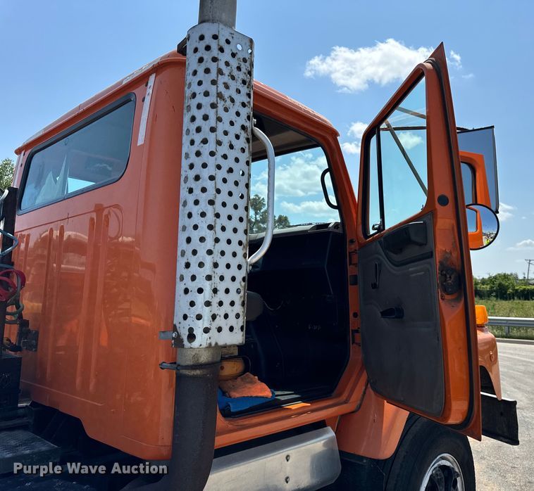 image for item DV5821 1999 International  2674 semi truck