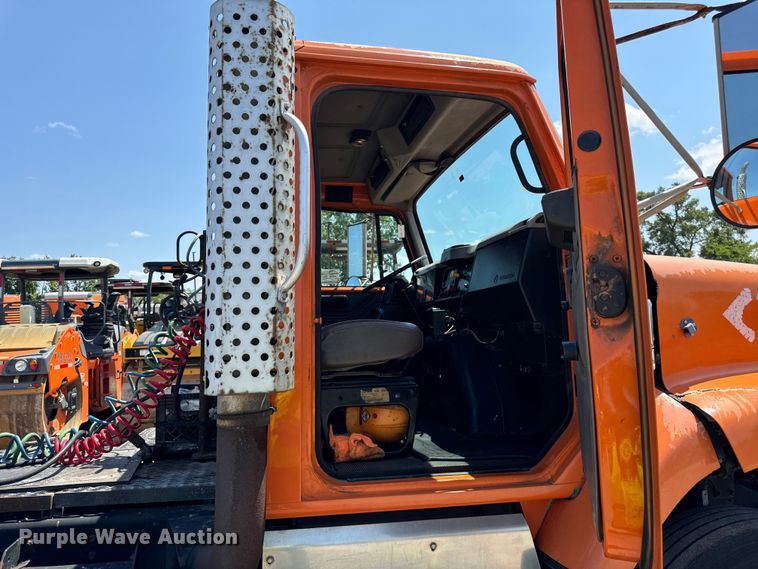 image for item DV5821 1999 International  2674 semi truck