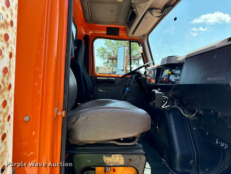 image for item DV5821 1999 International  2674 semi truck