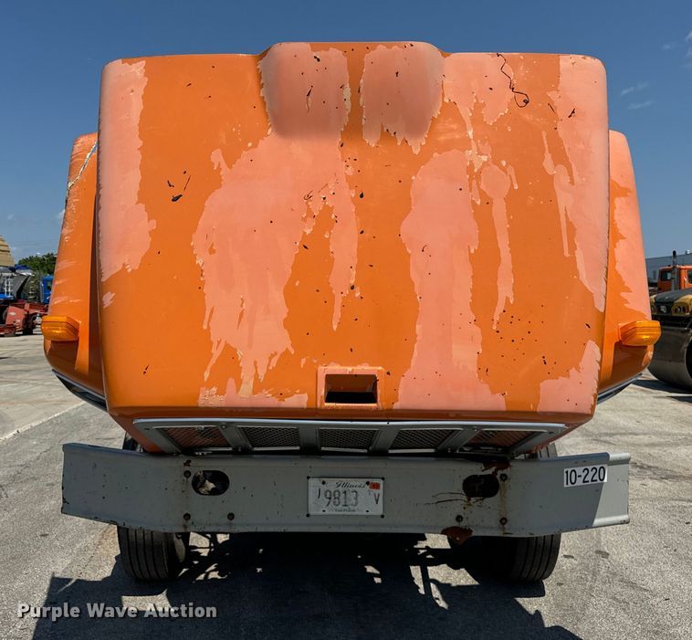 image for item DV5821 1999 International  2674 semi truck