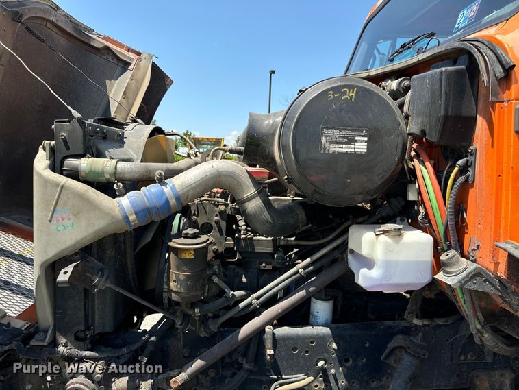 image for item DV5821 1999 International  2674 semi truck