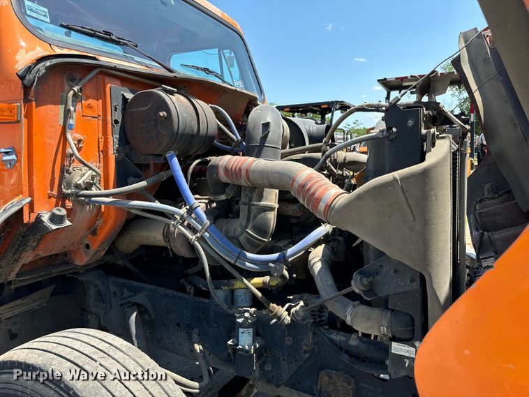 image for item DV5821 1999 International  2674 semi truck