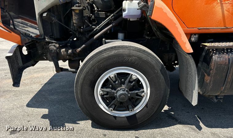 image for item DV5821 1999 International  2674 semi truck