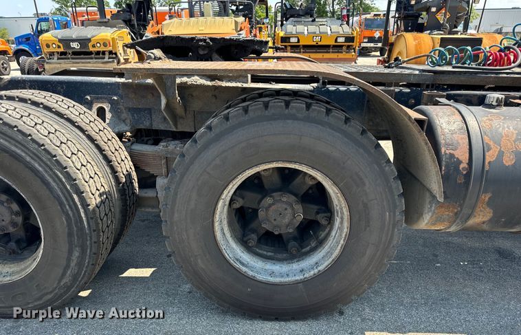 image for item DV5821 1999 International  2674 semi truck