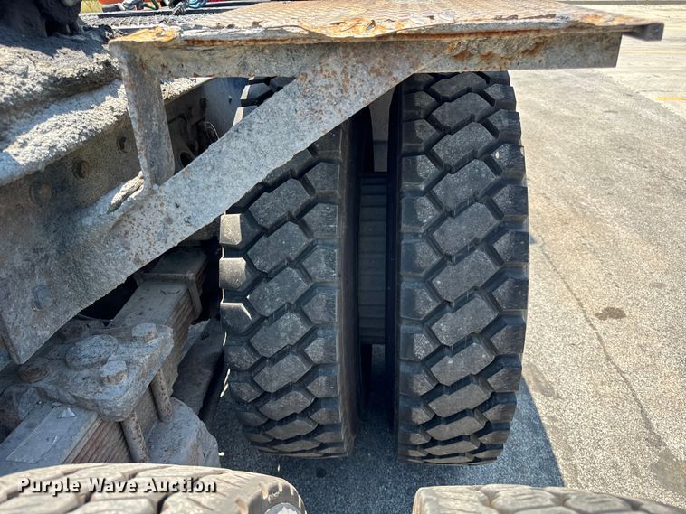 image for item DV5821 1999 International  2674 semi truck