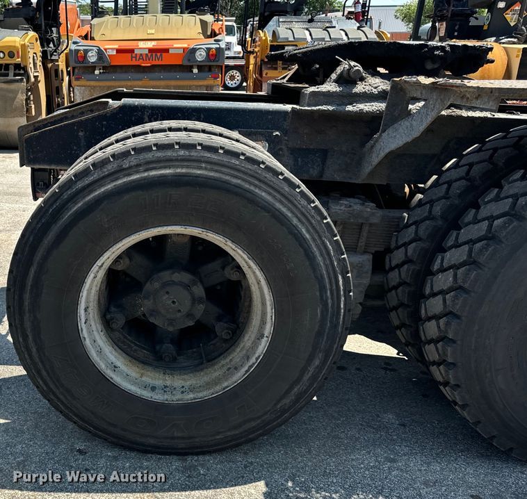 image for item DV5821 1999 International  2674 semi truck