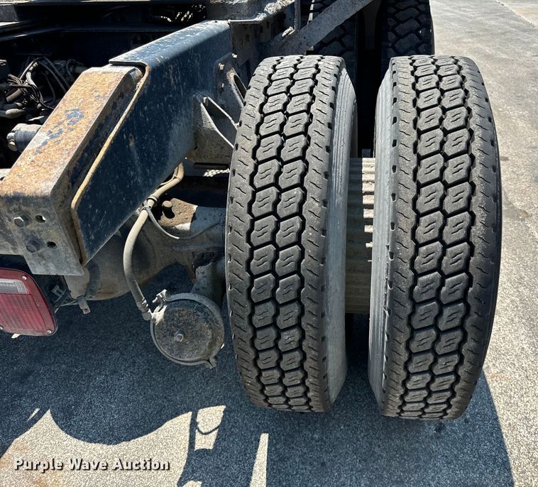 image for item DV5821 1999 International  2674 semi truck