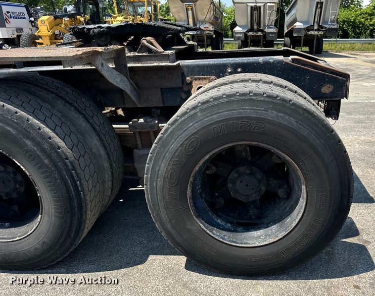 image for item DV5821 1999 International  2674 semi truck