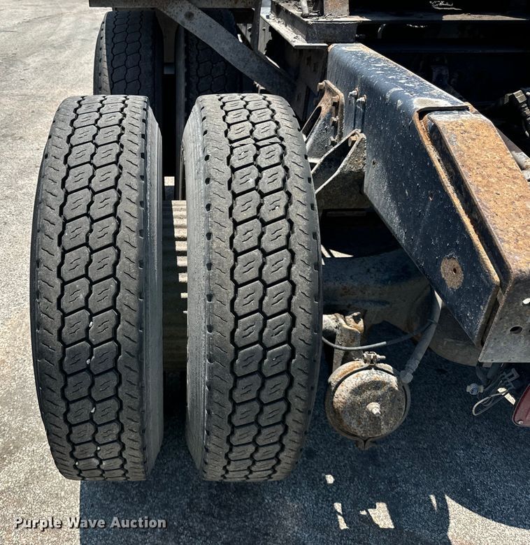 image for item DV5821 1999 International  2674 semi truck