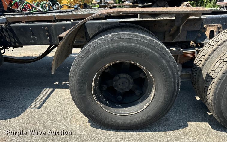 image for item DV5821 1999 International  2674 semi truck