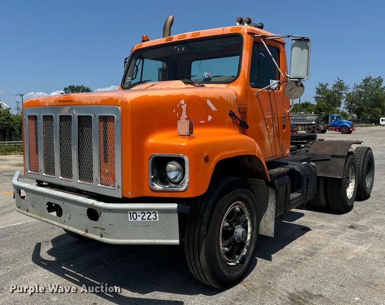 image for item DV5822 2001 International  2674 semi truck