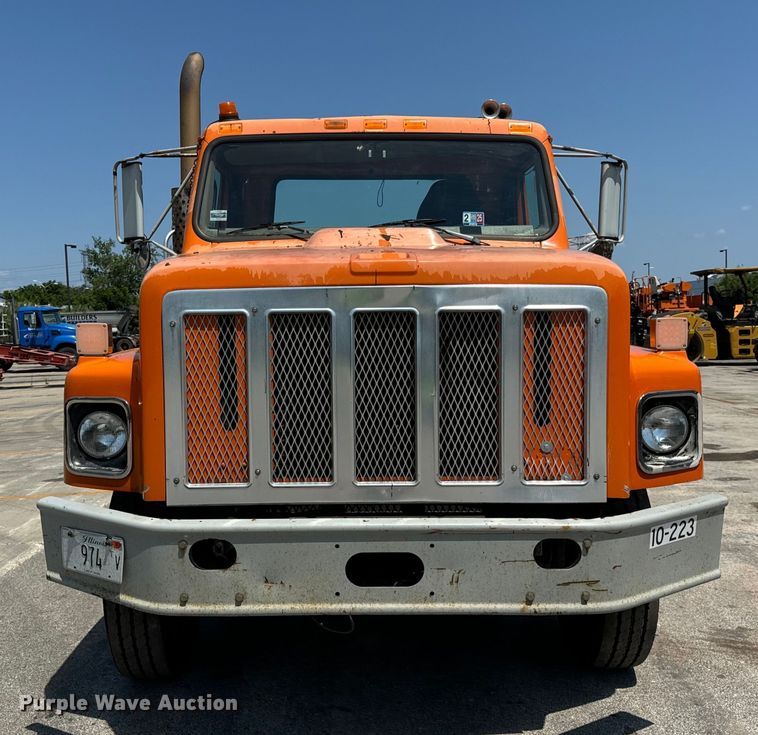 image for item DV5822 2001 International  2674 semi truck