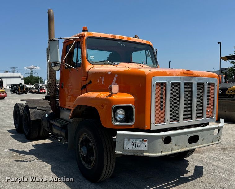 image for item DV5822 2001 International  2674 semi truck