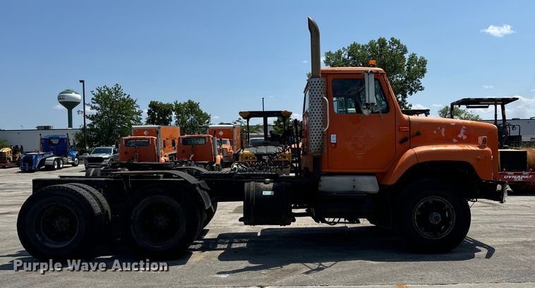 image for item DV5822 2001 International  2674 semi truck