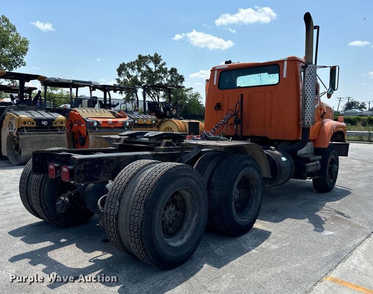 image for item DV5822 2001 International  2674 semi truck