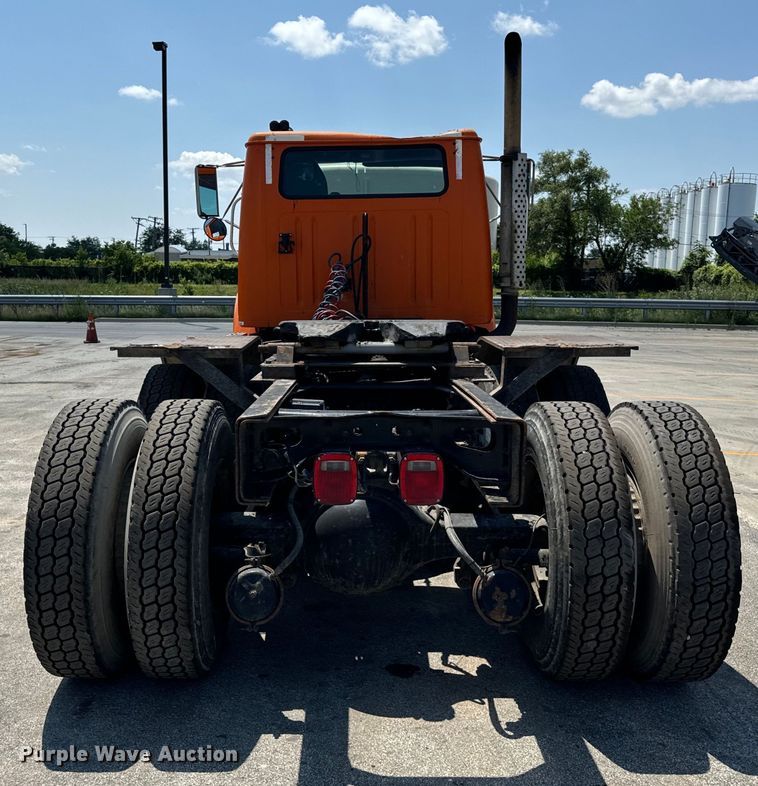 image for item DV5822 2001 International  2674 semi truck