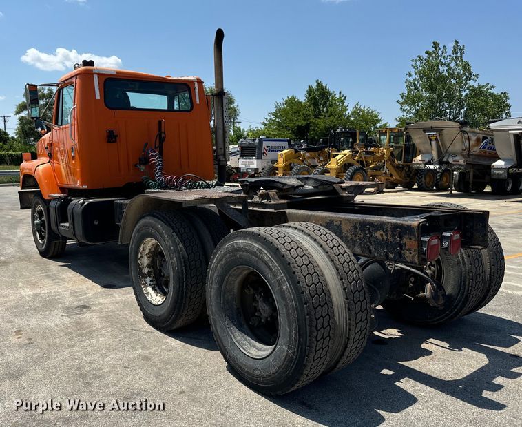 image for item DV5822 2001 International  2674 semi truck