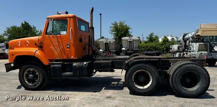 image for item DV5822 2001 International  2674 semi truck