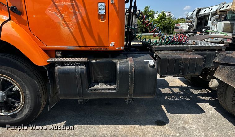 image for item DV5822 2001 International  2674 semi truck