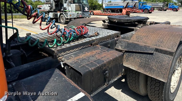 image for item DV5822 2001 International  2674 semi truck