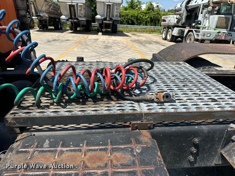 image for item DV5822 2001 International  2674 semi truck