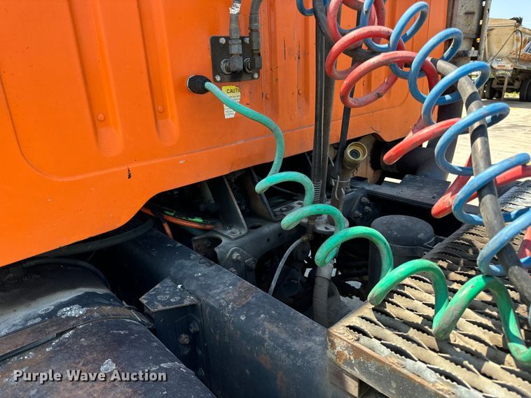 image for item DV5822 2001 International  2674 semi truck