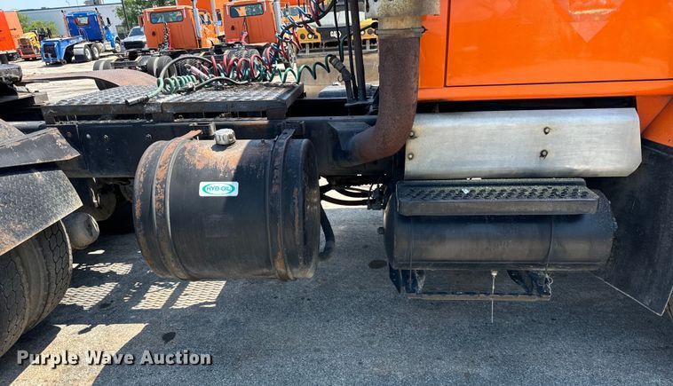 image for item DV5822 2001 International  2674 semi truck