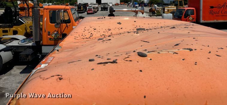 image for item DV5822 2001 International  2674 semi truck