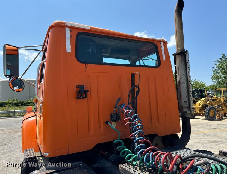 image for item DV5822 2001 International  2674 semi truck