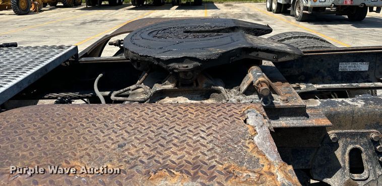 image for item DV5822 2001 International  2674 semi truck