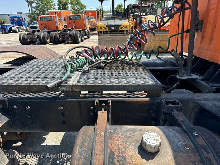 image for item DV5822 2001 International  2674 semi truck