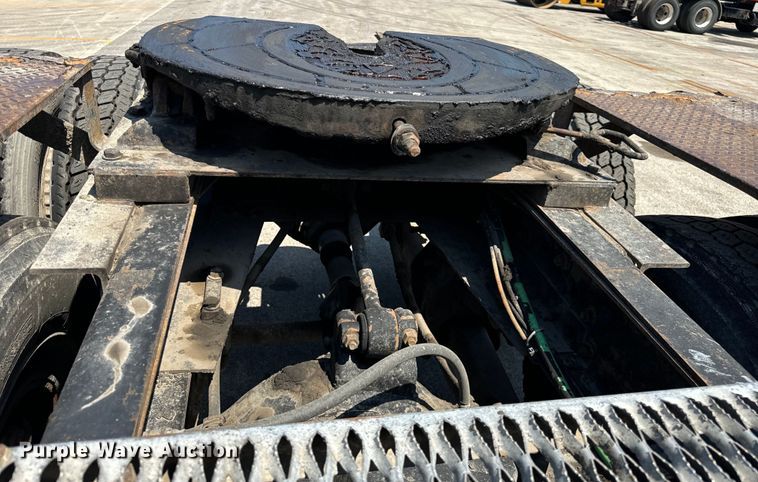 image for item DV5822 2001 International  2674 semi truck