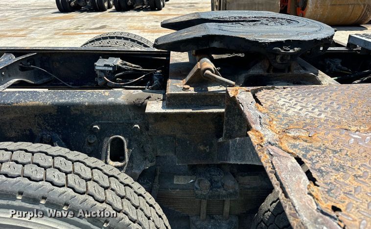 image for item DV5822 2001 International  2674 semi truck