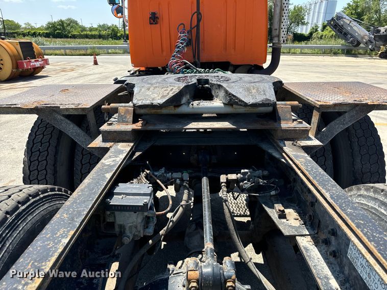 image for item DV5822 2001 International  2674 semi truck