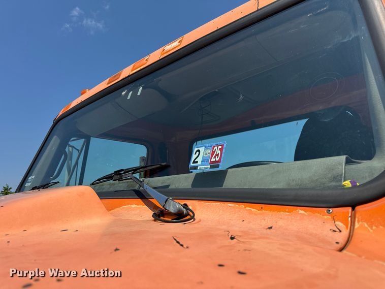 image for item DV5822 2001 International  2674 semi truck